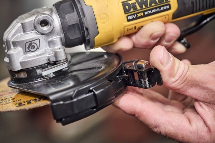 Шліфмашина кутова акумуляторна безщіткова DeWALT, 18В PowerStack 3.5 Аг, d=125 мм, 11000 об/хв, лопатковий (педальний) вимикач, вага 1.56 кг, 2 акумулятори XR Li-Ion PowerStack 18 В 3,5 Аг, зарядний пристрій, валіза TSTAK фото 8