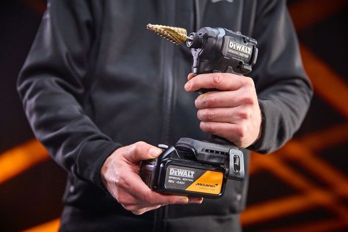 Шурупокрут ударний DeWALT, McLaren F1 TEAM SPECIAL EDITION, безщітковий, XR Li-Ion 18 В 5 Аг, 206,2 Нм, 3250 об/хв, 3800 уд/хв, розмір тримача насадок 6,35 мм (1/4), кількість швидкостей - 3, вага 0,95 кг, 2 акумулятори, зарядний пристрій, валіза TSTAK фото 13