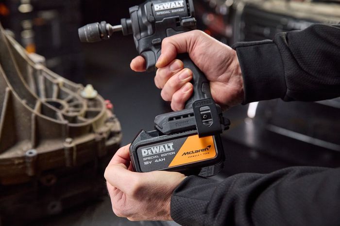 Шурупокрут ударний DeWALT, McLaren F1 TEAM SPECIAL EDITION, безщітковий, XR Li-Ion 18 В 5 Аг, 206,2 Нм, 3250 об/хв, 3800 уд/хв, розмір тримача насадок 6,35 мм (1/4), кількість швидкостей - 3, вага 0,95 кг, 2 акумулятори, зарядний пристрій, валіза TSTAK фото 14