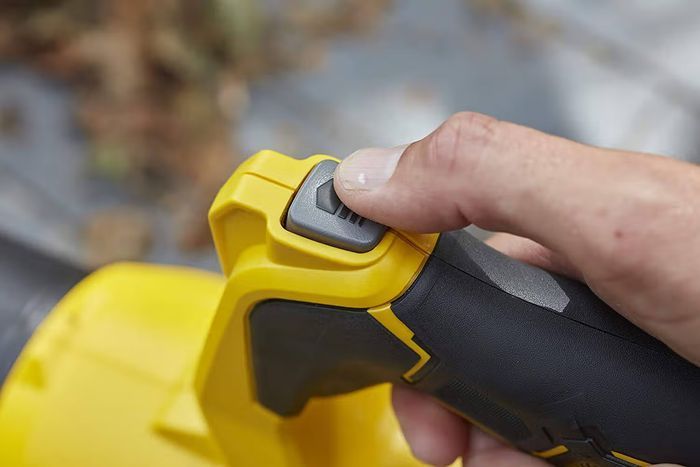 Газонокосилка самоходная аккумуляторная бесщёточная STANLEY FATMAX SFMCMWS251M+SFMCBL7M1 фото 11