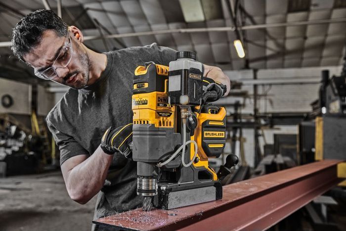 Верстат свердлильний акумуляторний безщітковий DeWALT з електромагнітним тримачем, XR Li-Ion 18 В, 2 швидкості (130-420 об/хв та 250-810 об/хв), макс. діаметр свердління 50 мм, вага 14.4 кг фото 6